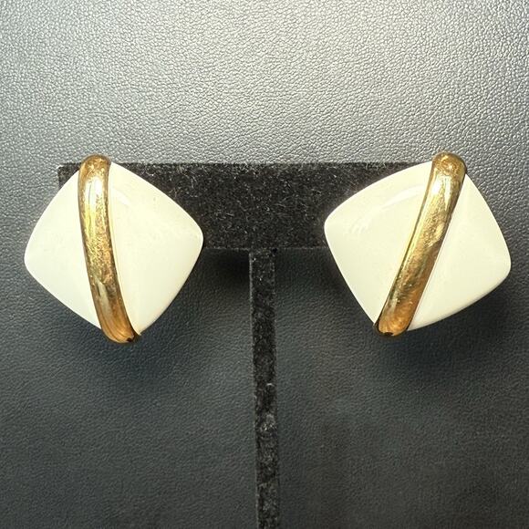 Vintage Monet Square Modernist Earrings Cream & Gold Tone Pierced 1”x1” - Picture 2 of 6